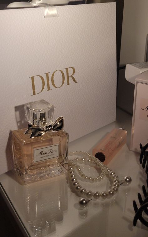 Dior Perfume Aesthetic, Kate Spade Perfume, Dior Lipstick, Soft Pink Theme, Dior Perfume, Perfume Scents, Perfume Lover, Money And Happiness, Sweet Fragrances