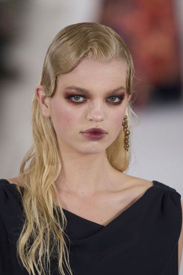 The Wet Look- Not 100% sold on this look, but we are always a sucker for a dark look and a vintage style. Loving the finger waves, move over Gatsby! Fashion Week 2020 Runway, Runway Model Aesthetic, Runway Aesthetic, The Wet Look, Victoria Secret Runway, Runway Hair, Make Up Inspiration, Runway Fashion Couture, Editorial Hair