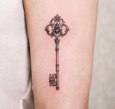 Vintage Keys Tattoo, Old Fashion Key Tattoo, Fine Line Key Tattoo, Key Tattoo Placement, Steampunk Key Tattoo, Key Tattoo Designs Vintage, Old Key Tattoo, Key Tattoos For Women, Vintage Key Tattoos