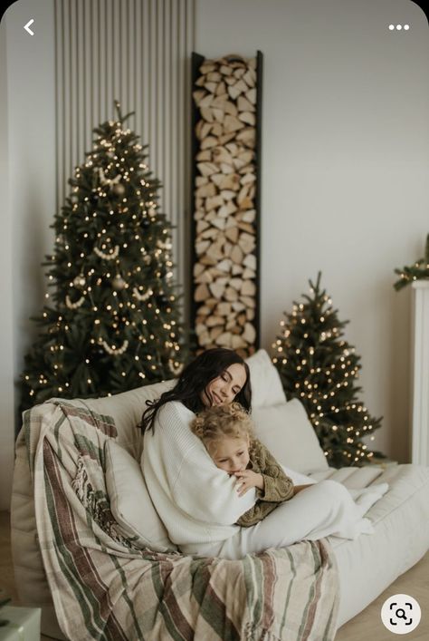 Black Wall Christmas Photoshoot, Xmas Studio Photo Ideas, Cozy Christmas Mini Session, Indoor Holiday Family Photos, Living Room Christmas Photo Shoot, Christmas In Home Photo Shoot, Christmas Photoshoot Home, Lifestyle Christmas Photoshoot, Winter Studio Photoshoot