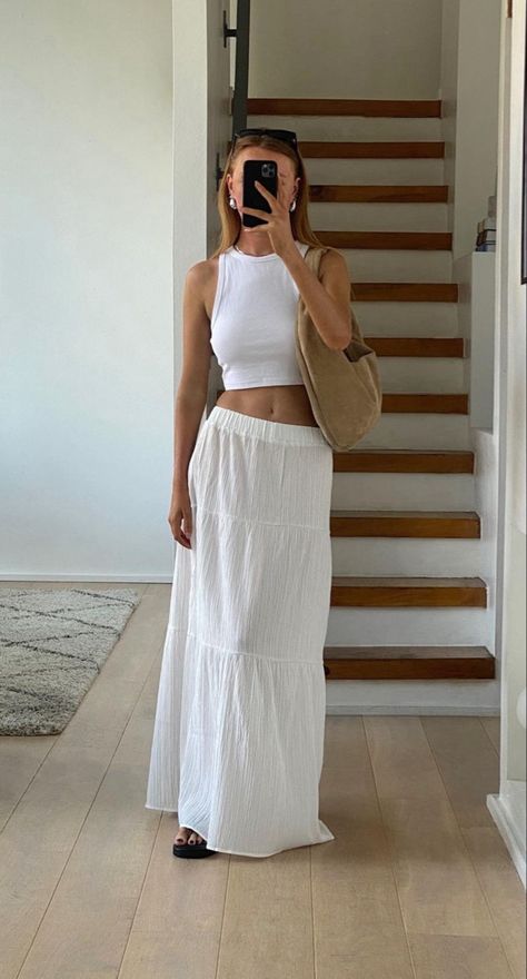 White Linen Long Skirt, White Maxi Skirt Outfit, Spanish Summer, White Skirt Outfits, Adrette Outfits, White Long Skirt, Nyc Summer, Skandinavian Fashion, Long Skirt Outfits