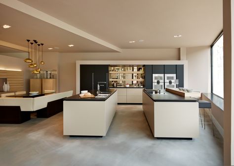 Nice modern family kitchen by Poggenpohl Kitchen Studio St. Albans Kitchen Two Islands, Double Island Kitchens, Kitchen Pantry Room, Kitchen With Two Islands, Rh Kitchen, Poggenpohl Kitchen, Modern Family Kitchen, Modern Design Kitchen, Modern Kitchen Tiles