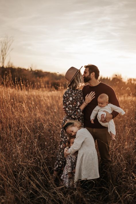 Family Fall Photoshoot Ideas, Family Photos In Field, Family Fall Photoshoot, Photos In Field, Fall Photoshoot Family, Fall Photoshoot Ideas, Outdoor Family Photoshoot, Fall Family Outfits, Family Portrait Outfits