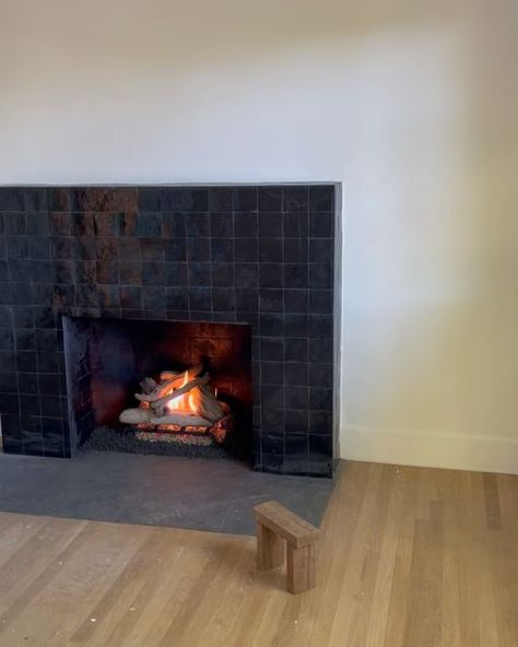 Zellige Fireplace Surround, Black Granite Fireplace Surround, Square Tile Fireplace, Tadelakt Fireplace, Black Tiled Fireplace, Small Corner Fireplace, Zellige Fireplace, Fireplace No Mantle, Ome Dezin