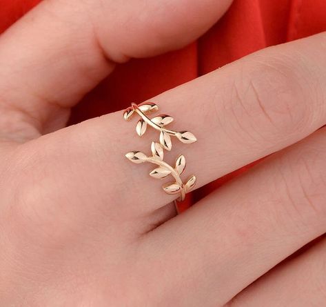 Leaf Rings Gold, Leaf Design Ring, Dainty Gold Rings Aesthetic, Hand Jewelry Rings Bracelets, Everyday Rings Gold, Simple Gold Rings Everyday, Hand Rings Gold, Leaf Ring Design, Pair Rings