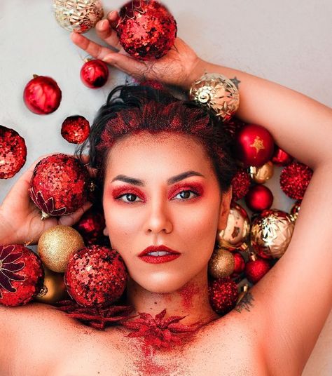 Model Christmas Photoshoot, Christmas Boudier Pics, Christmas Pinup Photoshoot, Christmas Beauty Photography, Christmas Photoshoot Woman, Christmas Budiour Photos, Christmas Bodouir Photos, Christmas Boudiour Ideas, Christmas Model Photoshoot