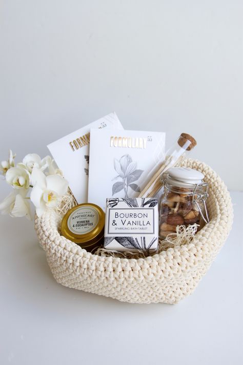 Basket Hampers Ideas, Hotel Gift Basket Ideas, Welcome Kit Ideas, Airbnb Welcome Basket, Realtor Client Gifts, Luxury Box Packaging, Creative Gift Baskets, Welcome Basket, Wedding Welcome Gifts