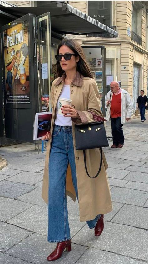 Want to know how what to wear with jeans? I've found 6 outfit formulas that French women always go back to. Vintage Wash Jeans, Jeans Outfit Winter, Jeans Outfit Fall, Trench Coat Outfit, French Girl Style, Fall Jeans, Paris Outfits, French Women, Coat Outfits