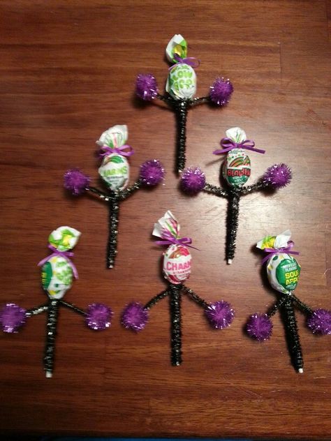 Cheerleader blow pops Cheerleading Diy Gifts, Cheer Coach Diy Gifts, Cute Cheer Goodie Bag Ideas, Gifts For Cheerleaders From Coach, Cheerleader Coach Gifts Ideas, Cheerleading Treat Bags, Diy Cheer Team Gifts Cute Ideas, Cheer Blow Pops, Cheerleader Blow Pops