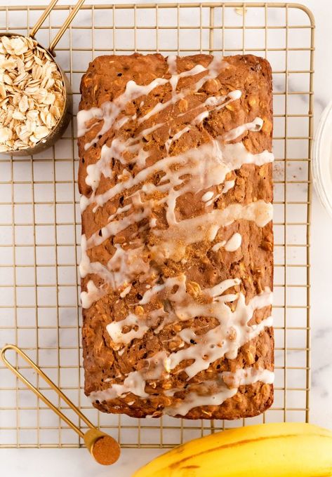 gingerbread loaf made with bananas and oats Banana Gingerbread, Gingerbread Banana Bread, Spelt Flour Recipes, Gingerbread Loaf, Pecan Cinnamon Rolls, Cinnamon Rolls From Scratch, Pumpkin Gingerbread, Raw Oats, Banana Loaf