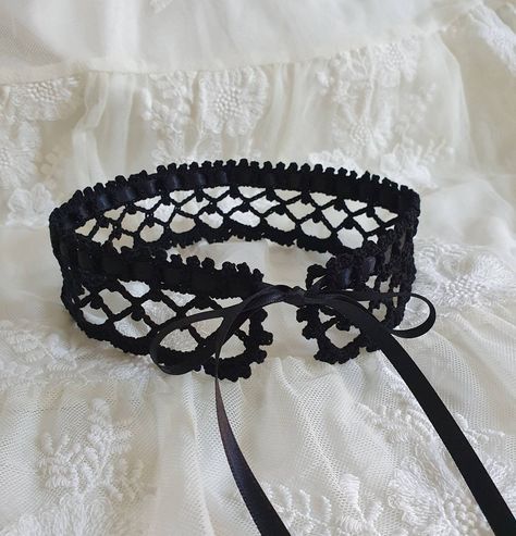 Crochet Lace Jewelry, Diy Ribbon Choker, Crochet Halloween Accessories, Goth Crochet Ideas, Crochet With Ribbon, Crochet Lace Choker, 90s Jewelry Trends, Gothic Crochet, Goth Crochet