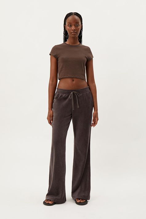 Brown Sweatpants, Oversized Sweatpants, Swedish Street Style, Tapered Sweatpants, Cord Trousers, Brown Trousers, Workwear Trousers, Top Shirt Women, Slim Legs