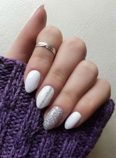 Silver White Acrylic Nails Prom, Short Nail Designs White Silver Glitter, Nice White Nails, White And Silver Nails Almond Shape, White Nails With Silver Accent, Nails Inspiration Silver Glitter, White Dip Powder Nails Short Design, 2023 White Nails, White And Glitter Nails Short