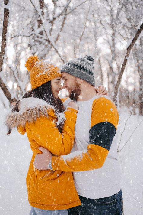 5 feverat Couple outfits for valentine day Manali Outfit Ideas, Winter Couple Pictures, Couple Photography Winter, Snow Couple, Happy Valentines Day Wishes, Snow Photoshoot, Chic Winter Outfits, Travel Pictures Poses, Winter Photoshoot