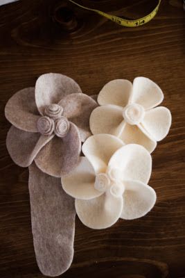 Strawberry Chic: Tutorial: Felt Flower Pillow Felt Flower Pillow, Felt Flowers Patterns, Baby Mobil, Felt Flowers Diy, Fleurs Diy, Burlap Flowers, Felt Patterns, Fabric Flowers Diy, Felt Craft