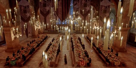 Meals at Hogwarts School of Witchcraft and Wizardry are a grand affair, with a feast of magical delicacies and classic British dishes. Students gather in the Great Hall, where enchanted candles float overhead, and the ceiling mimics the outside weather. House-elves prepare dishes such as roast beef, potatoes, and gravy, treacle tarts, and pumpkin juice. It's a time to bond with classmates and catch up on the latest school news. #harrypotter #hogwarts #hogwartslegacy #magicwands Hogwarts Feast, Harry Potter Dining Hall, Hogwarts Teachers, Hogwarts Dining Hall, Hogwarts Great Hall, Teacher Table, Party Hall, Hogwarts Castle, Lunch Room