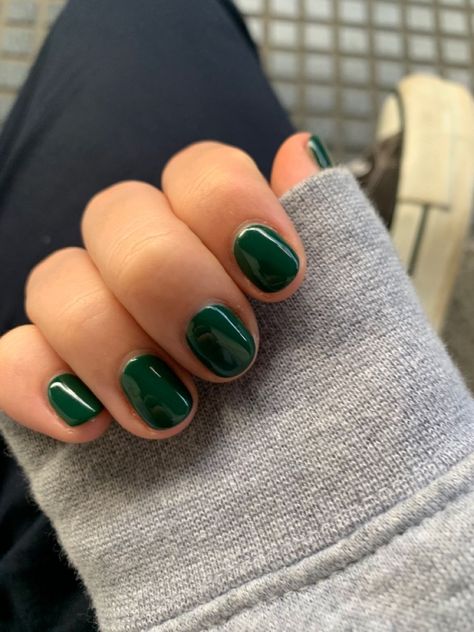 Nail Ideas Painted Short, Green No Chip Nails, Short Dip Nails Green, Dark Nail Polish Ideas, Shirt Green Nails, Dark Green Natural Nails, Emerald Green Gel Nails Short, Dark Green Shellac Nails, Short Nails Dark Green