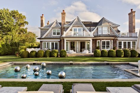 Nantucket Mansion, Nantucket Style Homes Exterior, Hamptons Home Exterior, White Picket Fence Ideas, Hampton Mansion, Picket Fence Ideas, Hamptons Houses, Nantucket House, Nantucket Style Homes