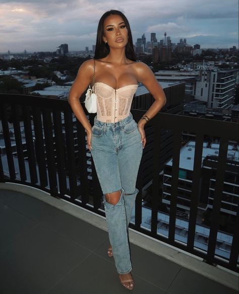 Clubbing Outfits With Jeans, Corset And Jeans Outfit, Night Out Jeans Outfit, Corset Top And Jeans, Light Ripped Jeans, Club Night Outfit, Corset And Jeans, Corset Top Outfit, Denim Jeans Outfit