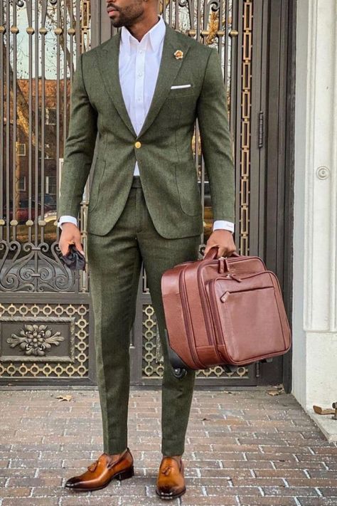 Man wearing a green suit. Black Mens Fashion Suits, Green Suit Men, Olive Green Suit, Beach Wedding Suits, Costume Vert, Green Wedding Suit, Stil Masculin, Black Men Fashion Swag, Wedding Suits Groom