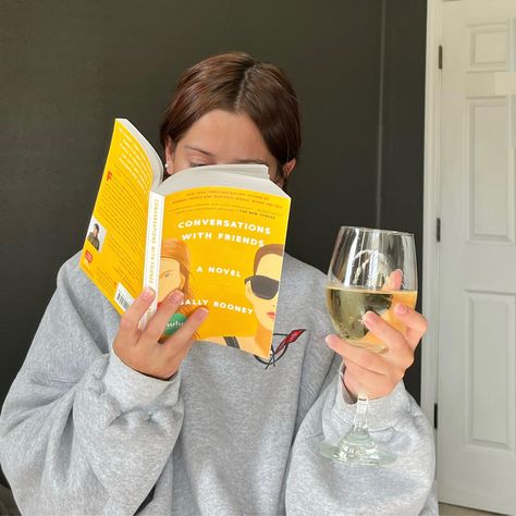 reading book drinking wine aesthetic booksta inspo Book Club Photos, Autumn Reading Aesthetic, Books Photography Aesthetic, Bookstagram Photo Ideas, Working Woman Aesthetic, Reading Photoshoot, Life In Your 20s, Wine And Books, Book And Wine