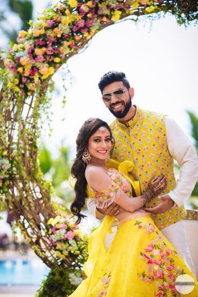 Vibrant Destination Wedding With Stunning Decor & Gorgeous Outfits! Wedding Dress Code, Indian Wedding Stage, Haldi Ceremony Outfit, Mehndi Outfit, Pengantin India, Wedding Dresses Men Indian, Couple Wedding Dress, Indian Wedding Couple, Couple Dress