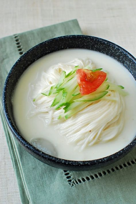 Kongguksu (Chilled Soy Milk Noodle Soup) - Korean Bapsang Milk Noodles, Vegan Korean Food, Koreansk Mad, Korean Soup, Korean Noodles, Resep Salad, Korean Cooking, K Food, Korean Dishes