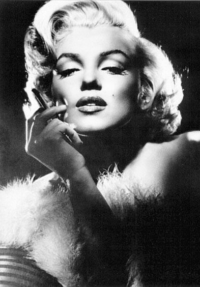 Iconic female star. They say the biggest stars have contradictions. Marilyn was dumb and smart, sexy and innocent, humble and proud. Photos Rares, Marilyn Monroe Quotes, Jane Russell, Makeup Icons, Marilyn Monroe Art, Mae West, Gene Kelly, Classic Movie Stars, Marilyn Monroe Photos