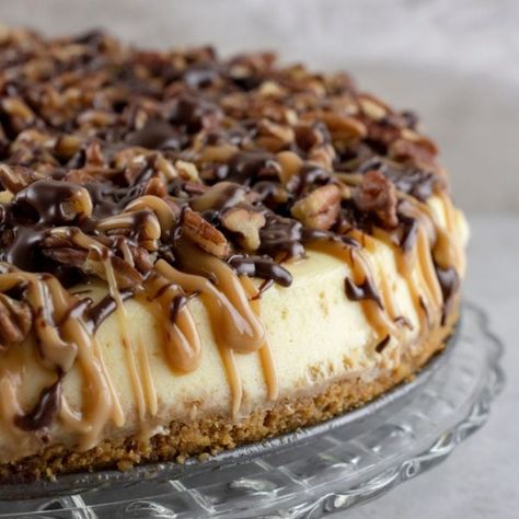 Easy & Quick Turtle Pie (No-Bake!) - DWELL by michelle Banana Custard Recipe, Turtle Pie Recipe, Custard Pastry, Turtle Pie, Pastry Filling, Banana Custard, Turtle Cheesecake Recipes, Turtles Candy, Chocolate Cookie Crust