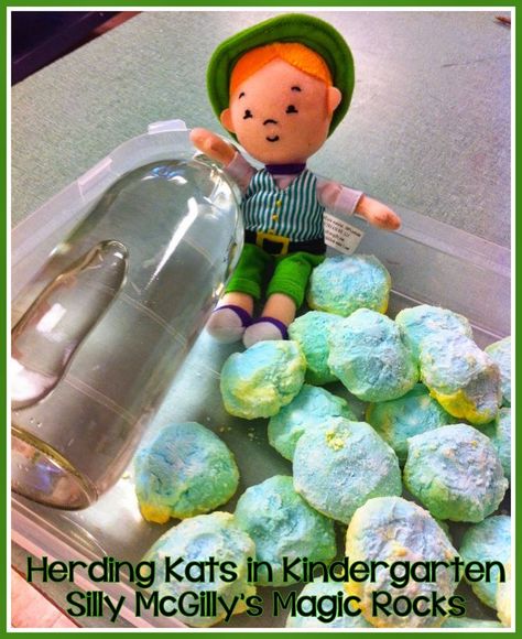 "Magic" leprechaun rocks! Baking soda reaction with vinegar! Leprechaun Rocks, Spring Kindergarten Activities, March Themes, Teaching Holidays, March Activities, St Patrick Day Activities, Spring Preschool, Kindergarten Fun, St Pats