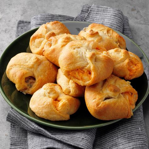 Buffalo Chicken Crescent Rolls Recipes With Buffalo Chicken, Super Bowl Potluck, Pretzel Nuggets, Crescent Wreath, Buffalo Chicken Rolls, Wreath Recipe, Chicken Crescent Rolls, Chicken Crescent, Chicken Puffs