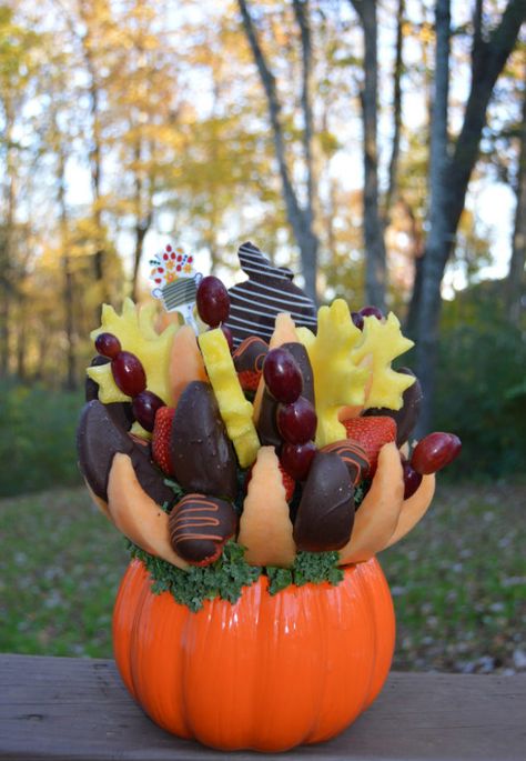 Edible Arrangements® is the perfect addition to your Thanksgiving celebration.  The Salted Caramel Harvest BouquetTM with Orange Swizzle Berries® is so good and so convenient! #ad  #ThanksgivingBBxx @dofruit Thanksgiving Fruit, Edible Fruit Arrangements, Edible Centerpieces, Fruit Centerpieces, Chocolate Dipped Fruit, Edible Bouquets, Diy Edible, Thanksgiving Dinner Table, Halloween Appetizers