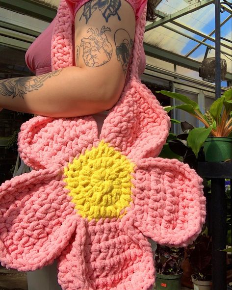 Crochet flower bag, pink bag, crochet inspo, garden, womens tattoos, heart tattoo, garden Vintage Crochet Dresses, Diy Crochet Flowers, Kawaii Crochet, Beginner Crochet Projects, Crochet Fashion Patterns, Quick Crochet, Crochet Tote, Diy Crochet Projects, Pink Lemonade