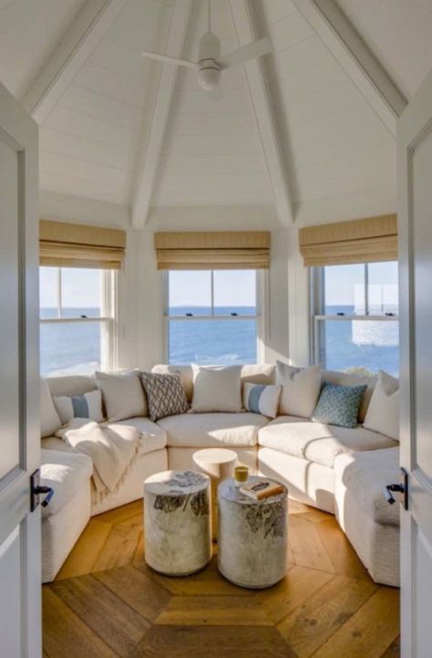 semicircle living room Hutker Architects, Cottage Coastal, Dream Beach Houses, Beach House Interior, Beach House Design, Beach Cottage Style, Design Del Prodotto, Coastal Cottage, A Living Room