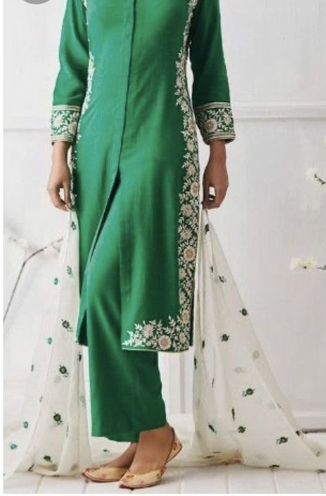 Embroidery Suits Punjabi, Designer Kurti Patterns, Kurti Designs Latest, Kurti Embroidery Design, Pakistani Dresses Casual, Kurta Neck Design, Salwar Kamiz, Green Suit, Kurta Designs Women