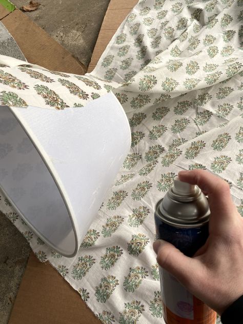 Diy Lampshade Makeover, Diy Abat Jour, Diy Lamp Makeover, Do It Yourself Decoration, Cover Lampshade, Diy Roman Shades, Lampshade Makeover, Diy Lampe, Lamp Makeover