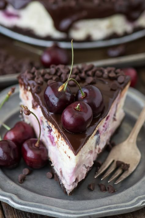 Fresh chocolate cherry cheesecake recipe with a chocolate crust, fresh cherries baked into the cheesecake, dripping with ganache. Chocolate Cherry Cheesecake, Cherry Cheesecake Recipe, Delicious Cheesecake Recipes, Philadelphia Torte, Pudding Chia, Recipes Cheesecake, Chocolate Crust, Cherry Cheesecake, Cherry Recipes