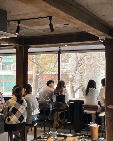 Coffee Shop Korean Aesthetic, Caffe Korean, People Talking Aesthetic, Korean Cafeteria Aesthetic, Korean Coffee Shop Aesthetic, Korea Cafe Aesthetic, Cafe Aesthetic Korean, Korean Cafe Aesthetic, Caffe Aesthetic