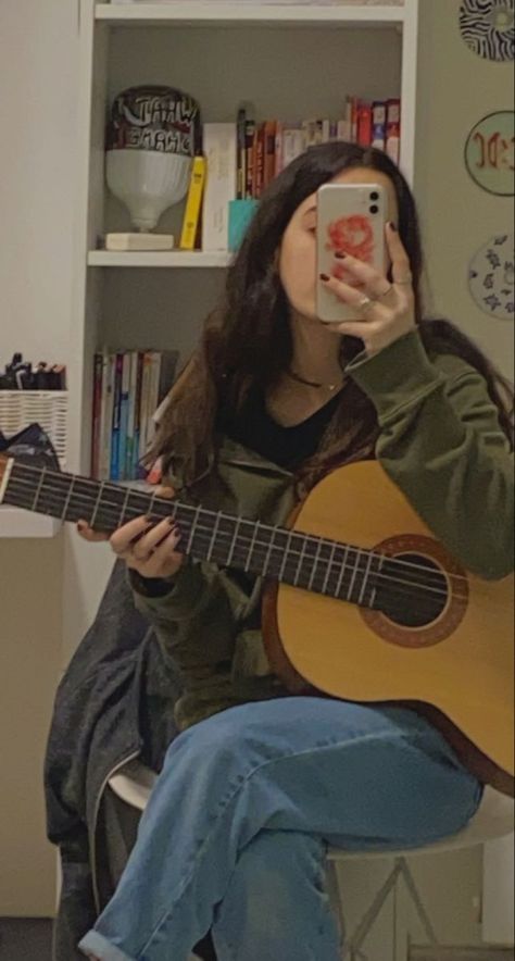 Girl Guitar Aesthetic, Guitar Photos, Aesthetic Wallpaper Iphone, Guitar Girl, Pfp Aesthetic, Aesthetic Pfp, Foto Ideas Instagram, Music Aesthetic, Aesthetic Aesthetic