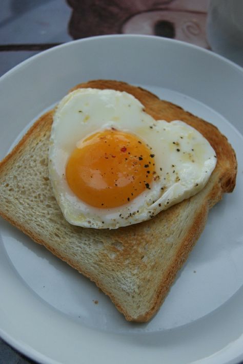 Fried Egg On Toast, Food Core, Egg On Toast, Bread Toast, Egg Toast, Mini Eggs, On Toast, Food Is Fuel, An Egg