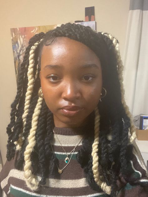 #blackgirlshairstyles #protectivestyles #invisiblelocs Invisible Locs Blonde And Black, Black And White Faux Locs, Black And Blonde Invisible Locs, Locs Blonde And Black, Invisible Locs Blonde, Black And Blonde Twists, Blonde And Black Faux Locs, Blonde Invisible Locs, Highschool Dream