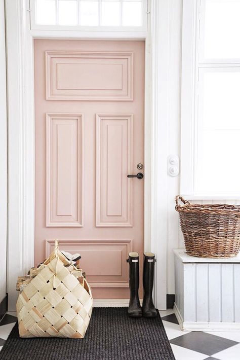 Pink Front Door, Pink Paint Colors, Door Paint Colors, Deco Rose, Decor Ikea, Pink Door, Painted Front Doors, Benjamin Moore Colors, Front Door Colors