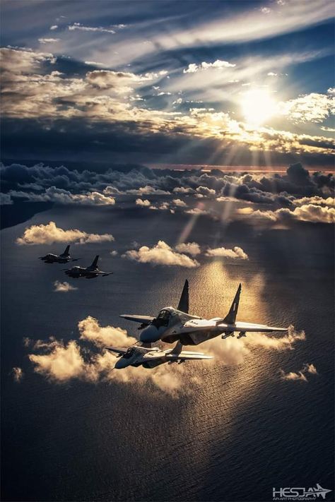 Aviation Aesthetic, Fighter Planes Art, Air Force Fighter Jets, C130 Hercules, Us Navy Blue Angels, Army Aesthetic, Jet Fighter Pilot, Ace Combat, R34 Gtr