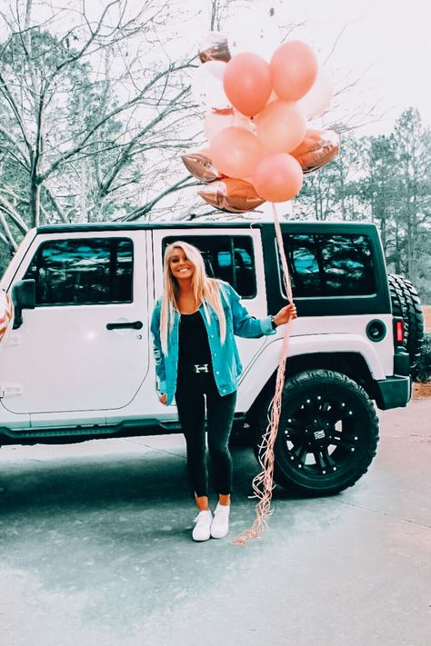 White Jeep Wrangler, Jeep Photos, White Jeep, Dream Cars Jeep, Car Goals, Jeep Lover, Cute Car Accessories, Jeep Girl, Jeep Cars