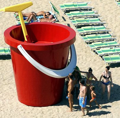 Giant objects have appeared overnight on the Italian city's beaches Bucket And Spade, Beach Items, Publicidad Creativa, Experiential Marketing, Guerilla Marketing, Roadside Attractions, Big Art, Outdoor Art, Rimini