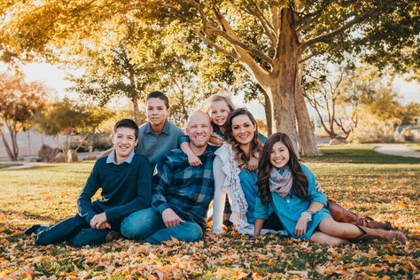 Fall family photoshoot sitting in the leaves! Nice pose for 5 people. - Albuquerque, NM @desertplume Family Of 6 Sitting Poses, Large Family Sitting Poses, Family Of 6 Picture Poses Sitting, Family Sitting Poses Older Siblings, Family Photoshoot Sitting Down, 6 Person Photo Pose, Sitting Family Photos, Sitting Family Poses, Family Photos Sitting