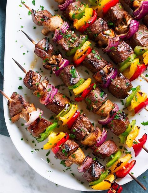 Steak Kebab Recipes, Good Steak Recipes, Grilled Kabob Recipes, Steak Kebabs, Steak Sandwiches, Grilling Recipes Sides, Garlic Marinade, Steak Kabobs, Beef Skewers