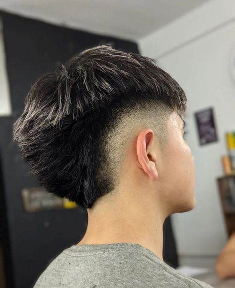 V Haircut Men, Drop Fade Mohawk, Brust Fade Haircut, Burst Fade Straight Hair, Mohawk Hairstyles Men Faded Short, Mulet Hair Men, Mowhak Hairstyle, Mid Burst Fade, Taper Fade Alto