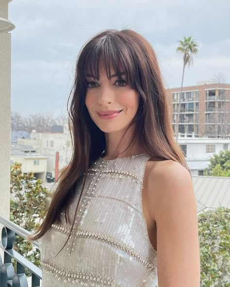 (1) Anne Hathaway UPDATES on X: "Anne Hathaway today 🙌 https://t.co/3uyffWk1Xp" / X Anne Hathaway Bangs, Anne Hathaway Hair, Rambut Brunette, Effortless Beauty, Long Hair With Bangs, Anne Hathaway, Brunette Hair, Hair Dos, Balayage Hair