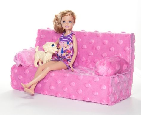 19 Great Ideas for Empty Tissue Boxes Barbie Couch, Barbie Doll Furniture, Barbie House Furniture, Barbie Crafts, Accessoires Barbie, Diy Barbie House, Diy Barbie Furniture, Barbie Ideas, Barbie Dolls Diy